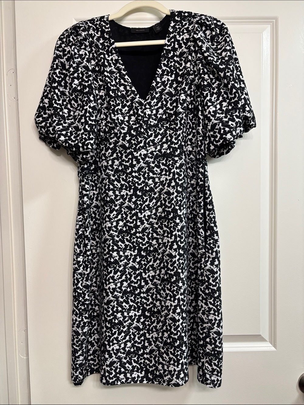 Halogen Black and White Printed V-Neck Puff Sleeve Dress